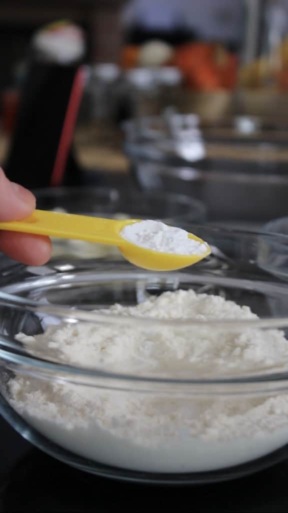 1 teaspoon of baking powder with an Anglo-Saxon volume measuring spoon to make Halloween pumpkins rise