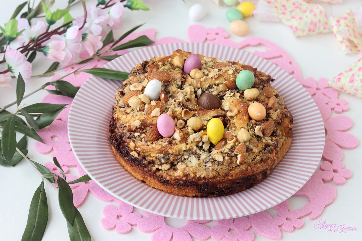 Easter wreath with dried fruit and glaze