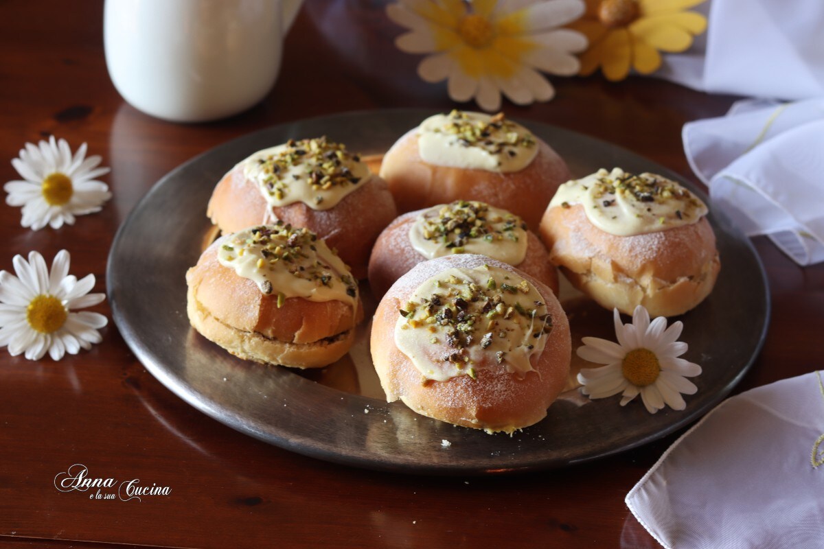 Brioche with Pistachio Cream and White Chocolate