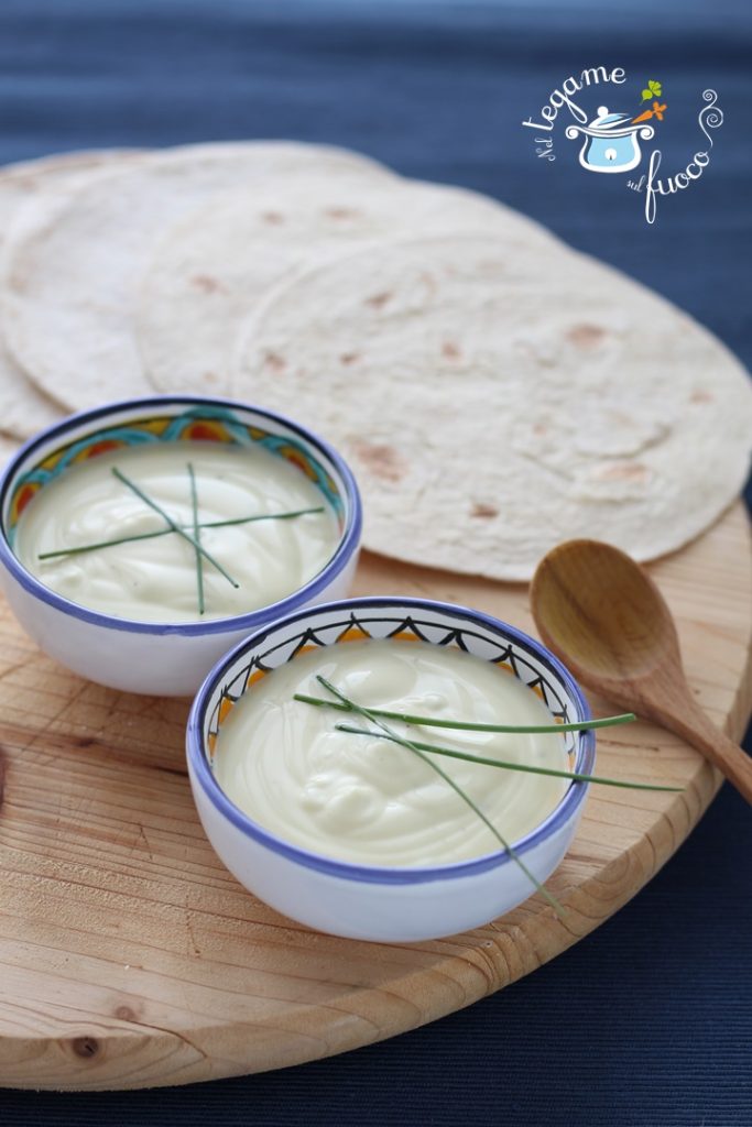 sauce made with mayonnaise and yogurt to fill kebabs