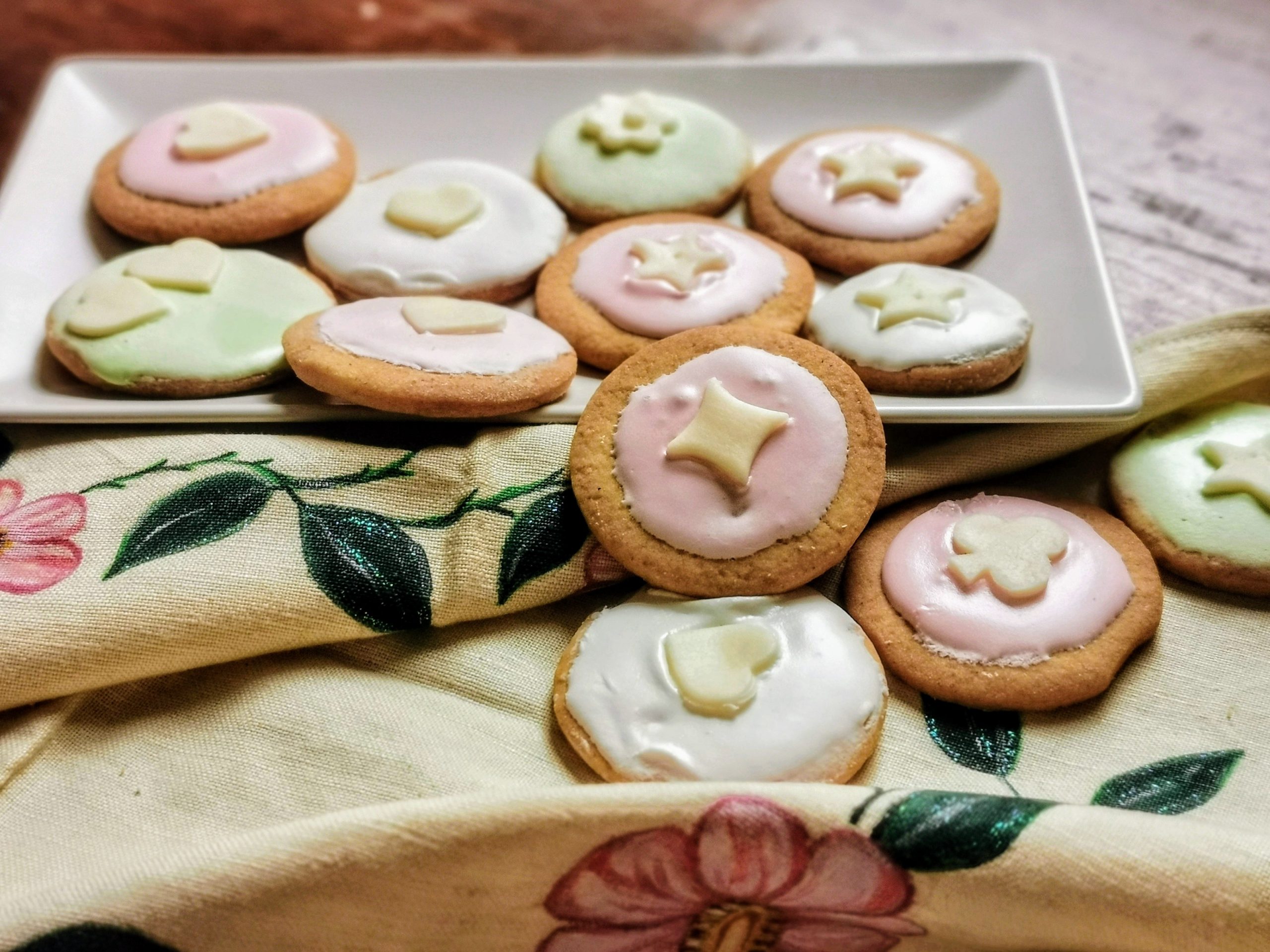 COOKIES WITH COLORED ICING