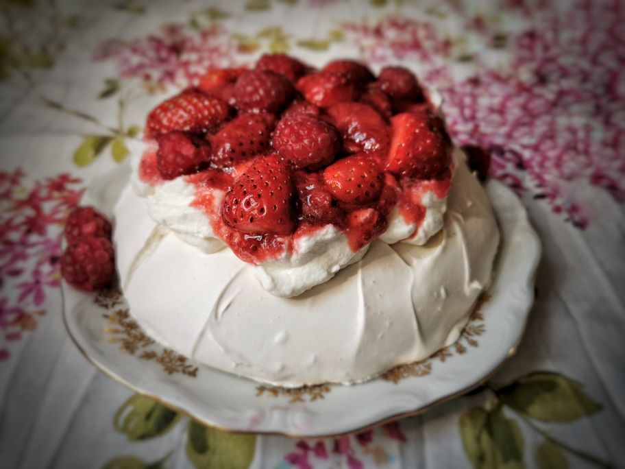 PAVLOVA CAKE WITH STRAWBERRIES