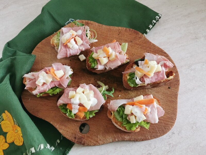 CROSTINI WITH BASTARDO DEL GRAPPA AND PEAR