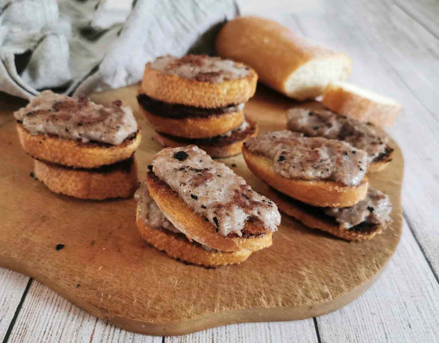 CROSTINSICCIA (toast with sausage)