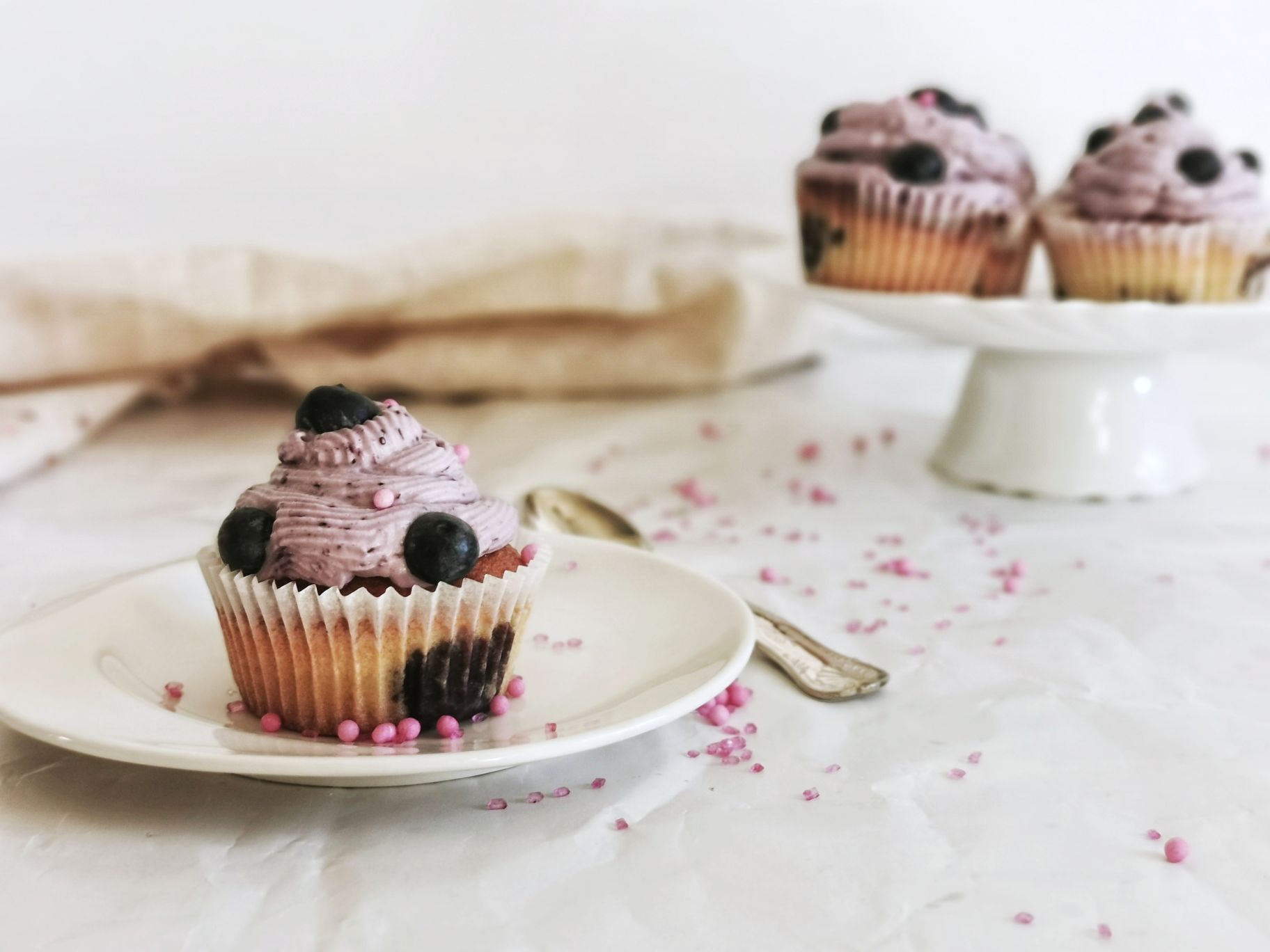 CUPCAKE WITH BLUEBERRY FROSTING