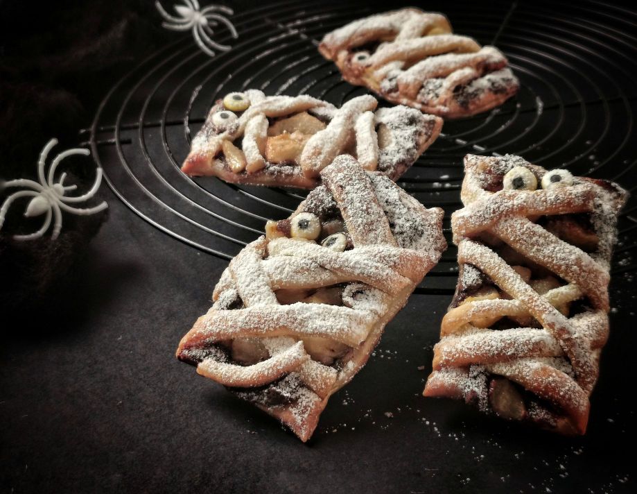 HALLOWEEN MUMMY CAKES