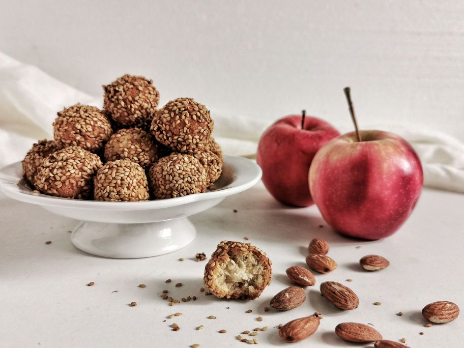 APPLE AND ALMOND FLOUR COOKIES