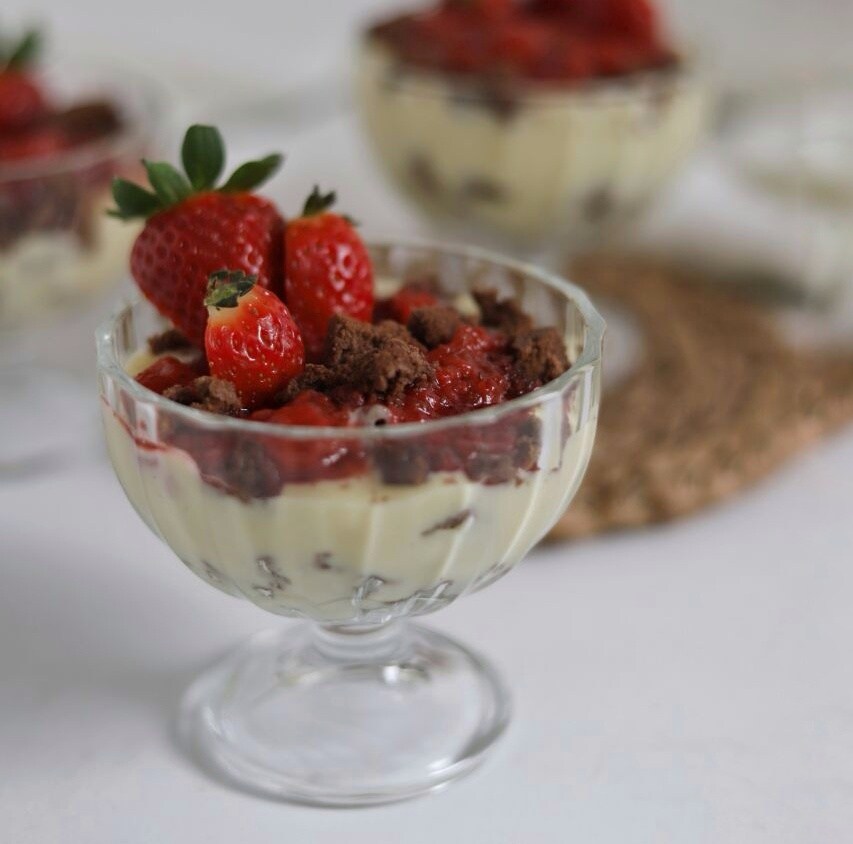 CHOCOLATE SPONGE CAKE KISS WITH STRAWBERRIES