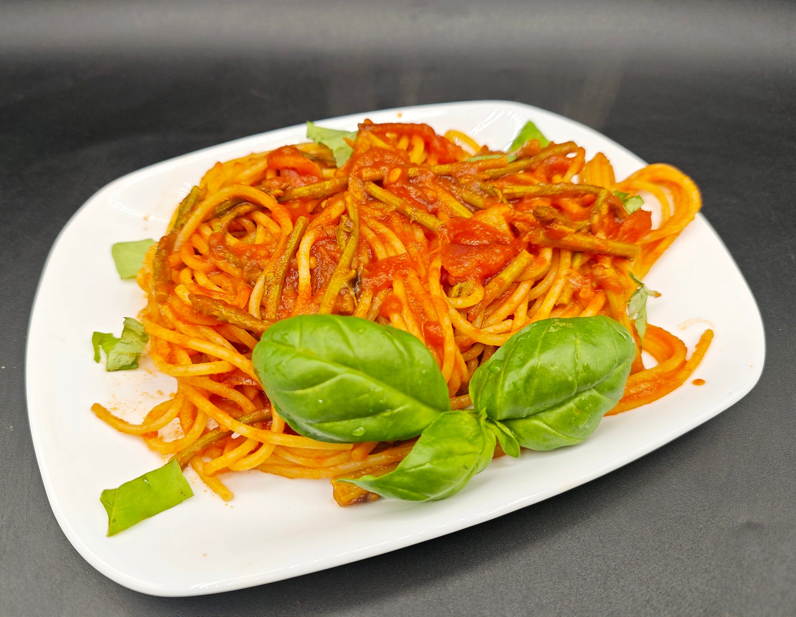 Spaghetti with Asparagus in Tomato Sauce