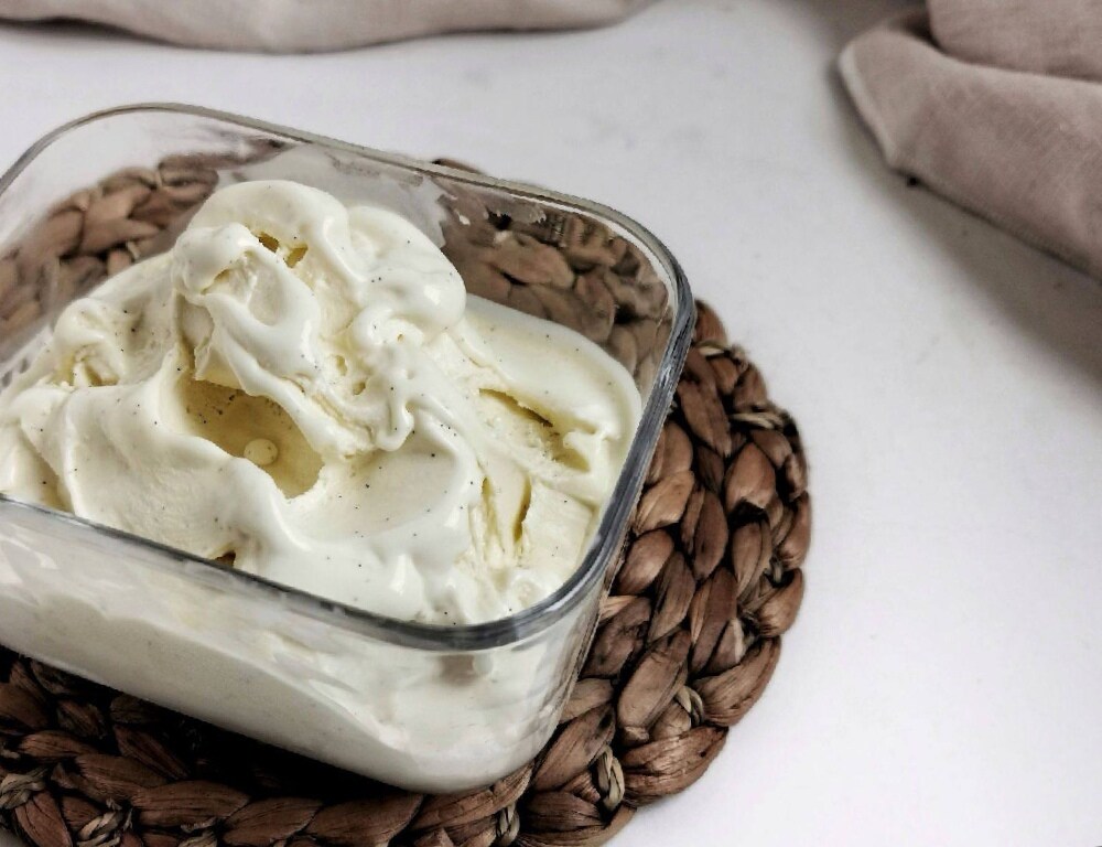 HOMEMADE VANILLA ICE CREAM