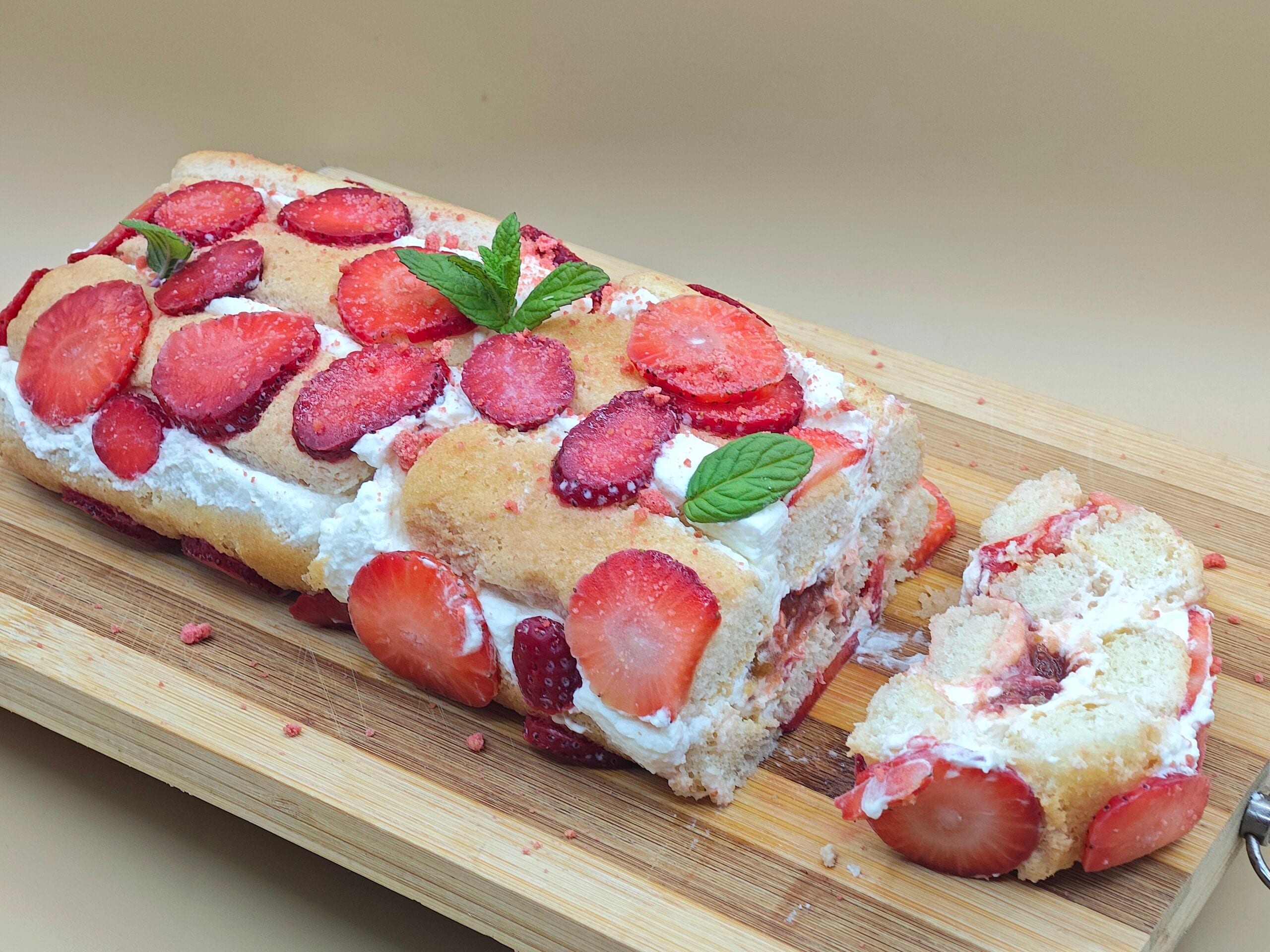 No-bake Ricotta and Strawberry Roll