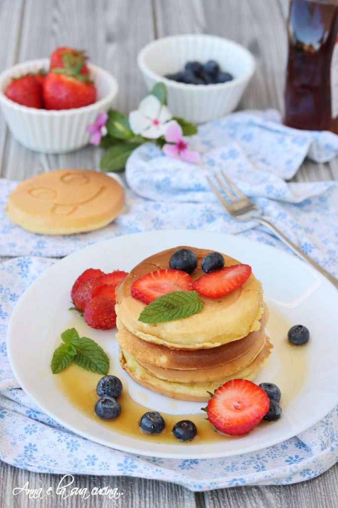 Pancakes with maple syrup and fruit