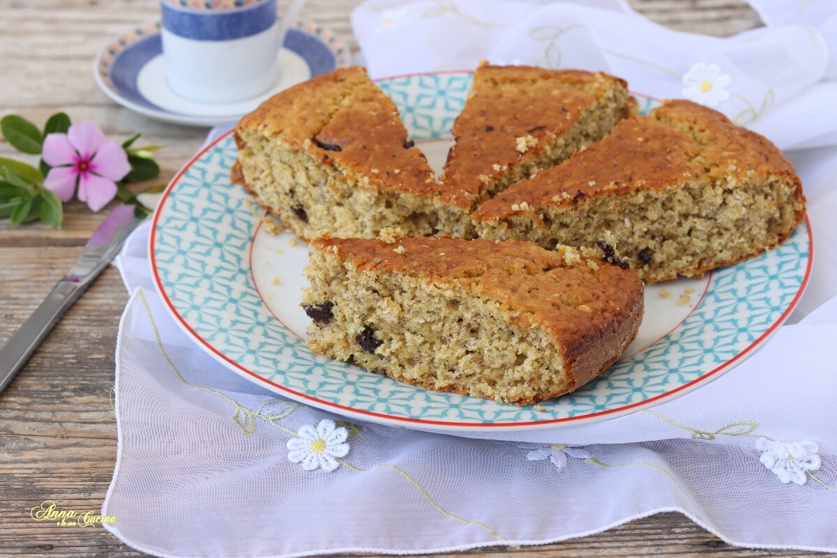 Cake with Bananas, Chocolate, and Oat Flakes