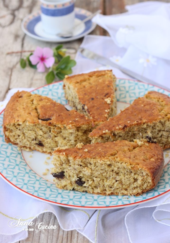 Cake with Bananas, Chocolate, and Oat Flakes