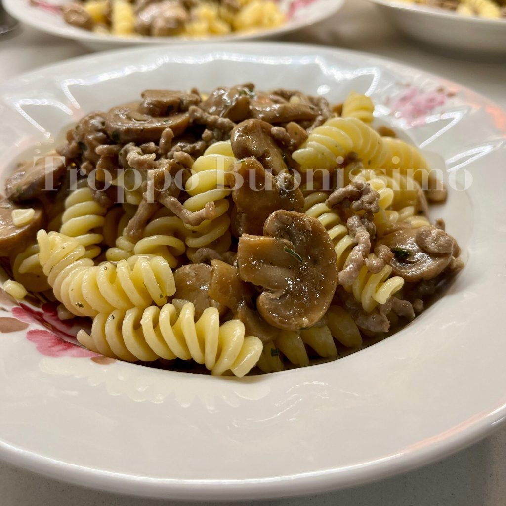 quick pasta with mushrooms and ground meat