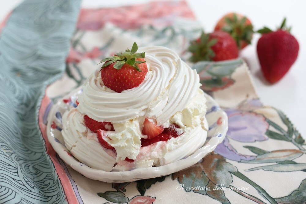 Mini Pavlova with Cream and Strawberries