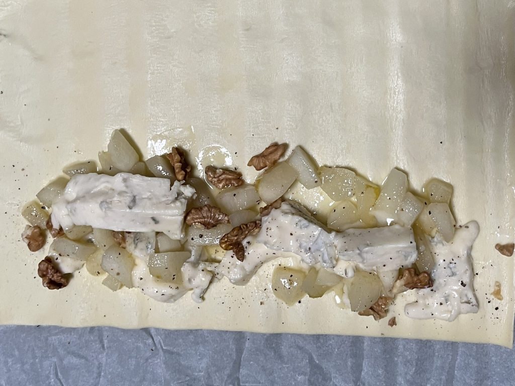 puff pastry ring cake with pears and gorgonzola