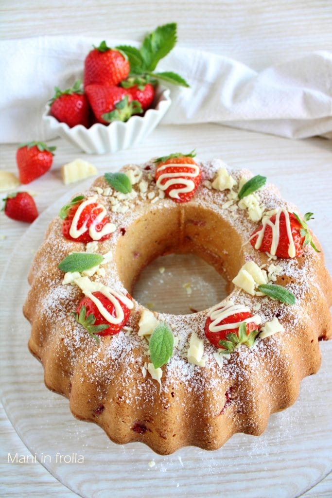 Cake with Strawberries and White Chocolate