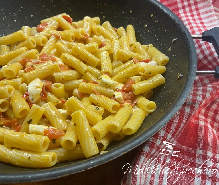 pasta with cherry tomatoes and mozzarella