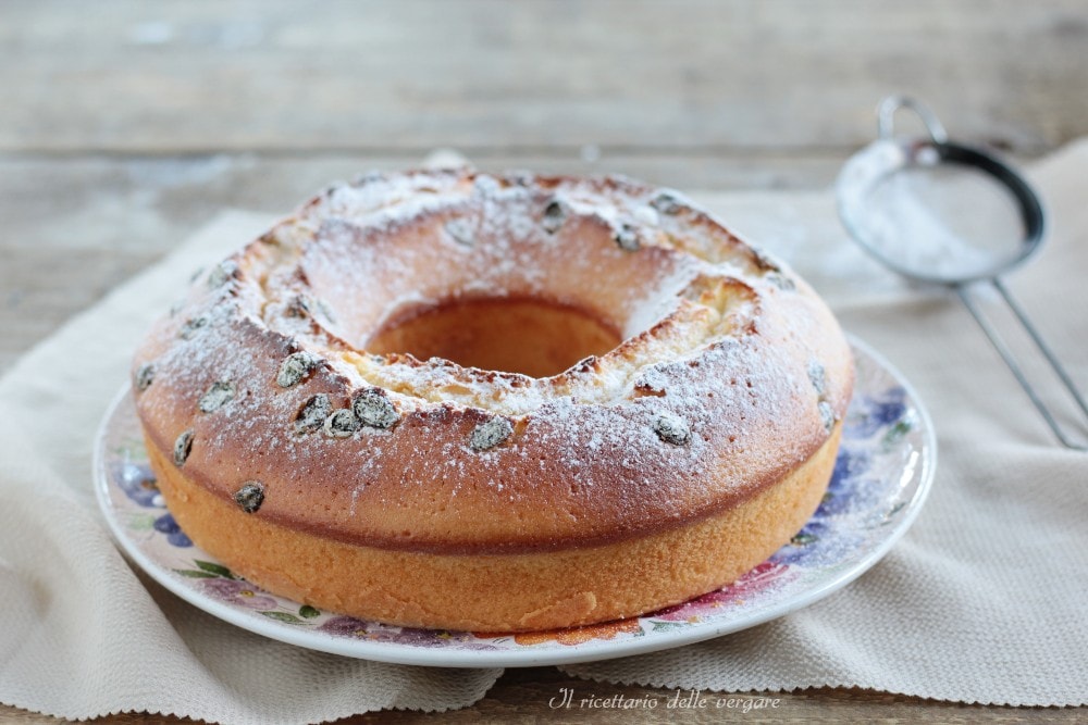 Lemon Yogurt and Raisin Bundt Cake