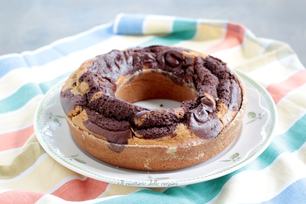 Two-tone Ring Cake with Cream
