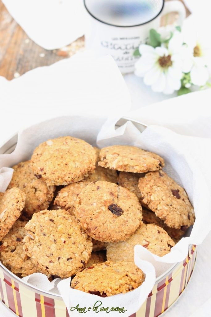 After this time, turn off the oven and leave the cookies inside with the door slightly open for another 5 minutes, then remove and let cool completely.