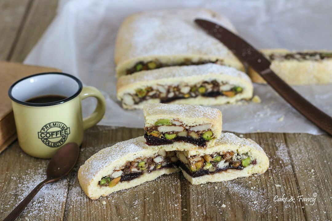 Biscuit Strudel with Dried Fruit