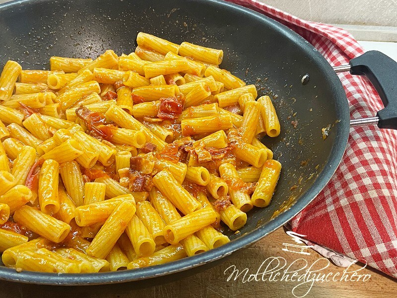 Pasta with Sauce and Smoked Bacon