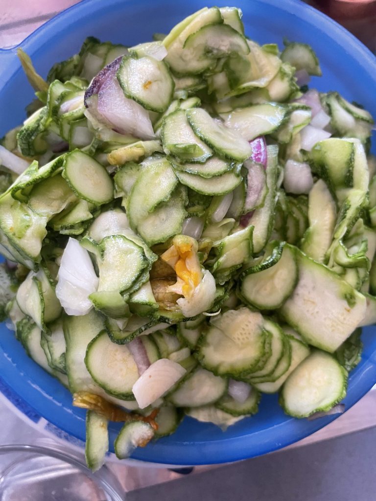 drain the filling of the super easy zucchini scarpaccia