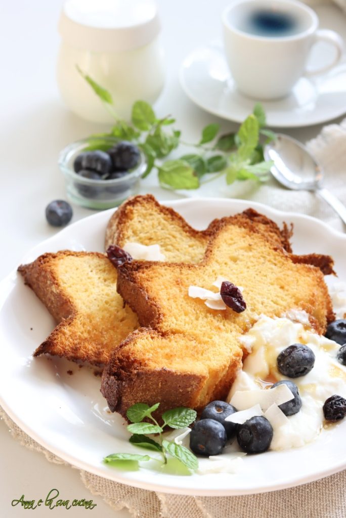 Toasted Pandoro with Yogurt and Blueberries