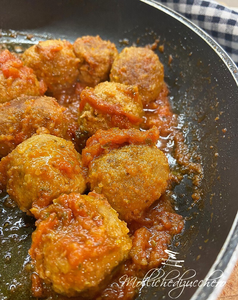 Boiled Meatballs with Pizzaiola Sauce