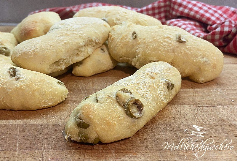 No-Knead Olive Rolls