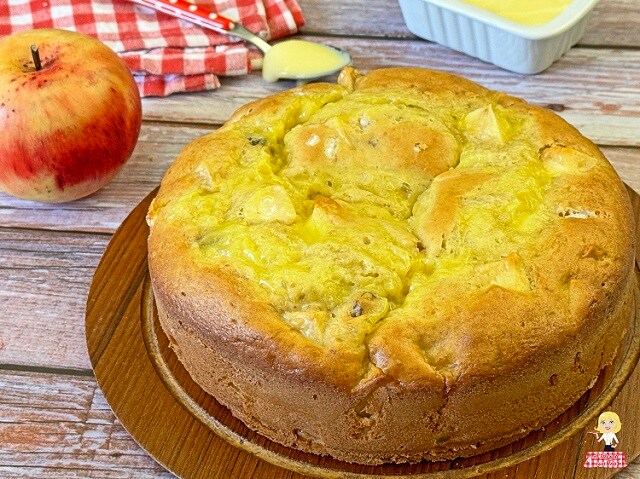APPLE CAKE WITH CREAM