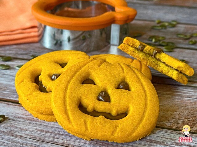 HALLOWEEN PUMPKIN COOKIES