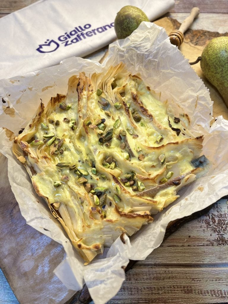 rustic pie with gorgonzola and pears