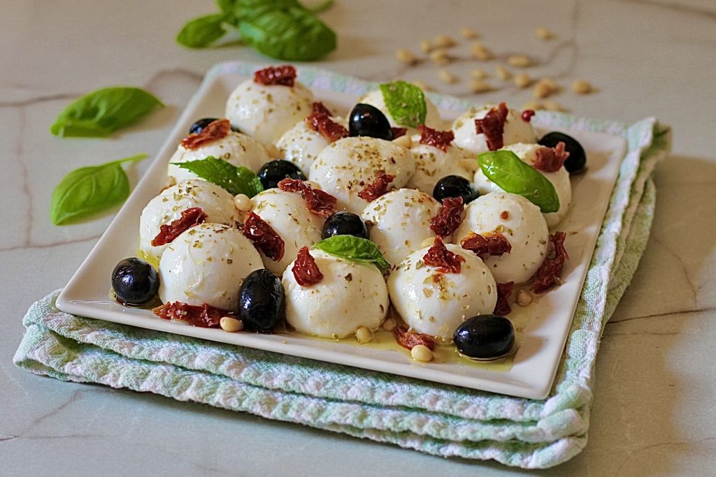 LEMON marinated Mozzarella Balls, a fresh and quick appetizer.