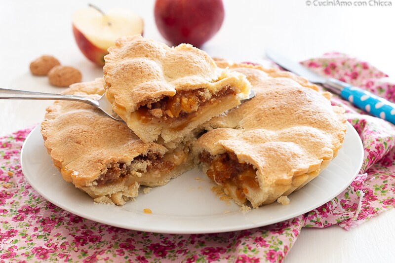 IRRESISTIBLE APPLE AND AMARETTO CAKE