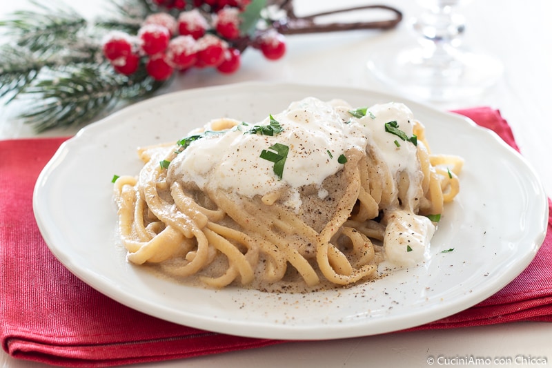 LINGUINE WITH MUSHROOM CREAM AND STRACCIATELLA