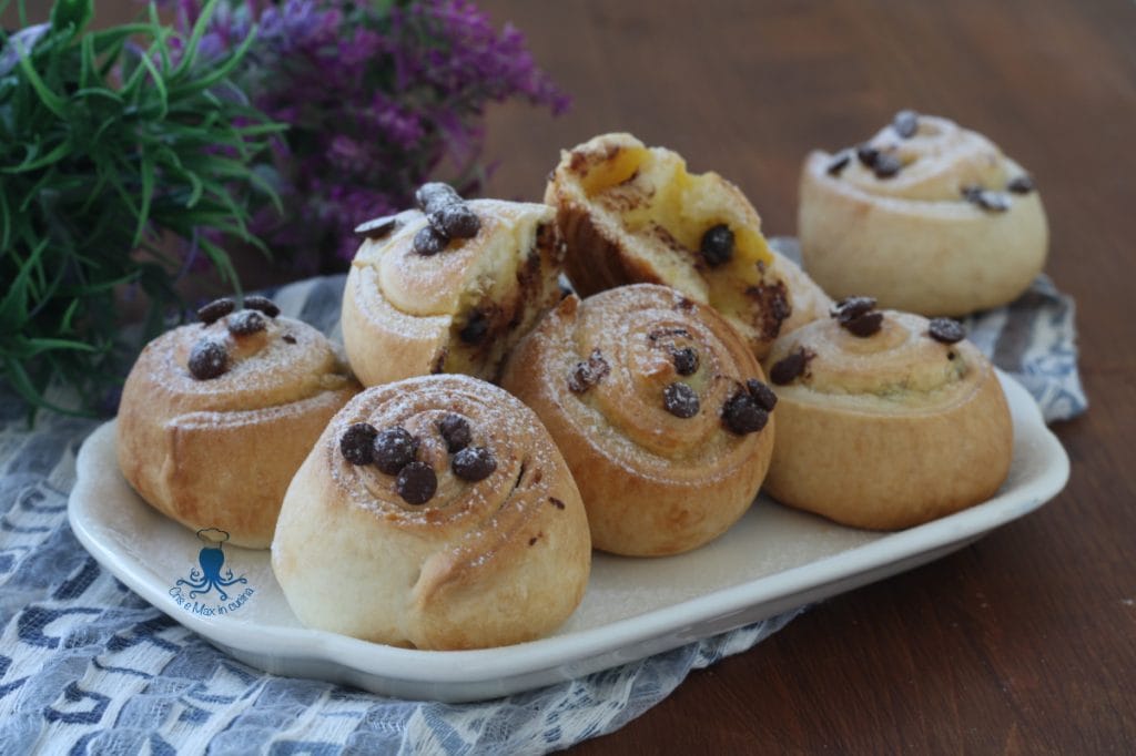 leavened swirls with cream and chocolate with ready dough