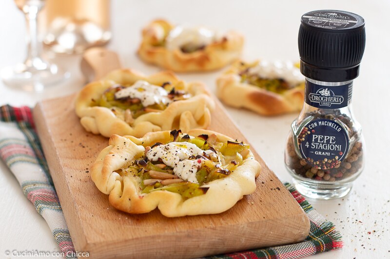 MINI TARTS WITH LEEK AND STRACCIATELLA CHEESE
