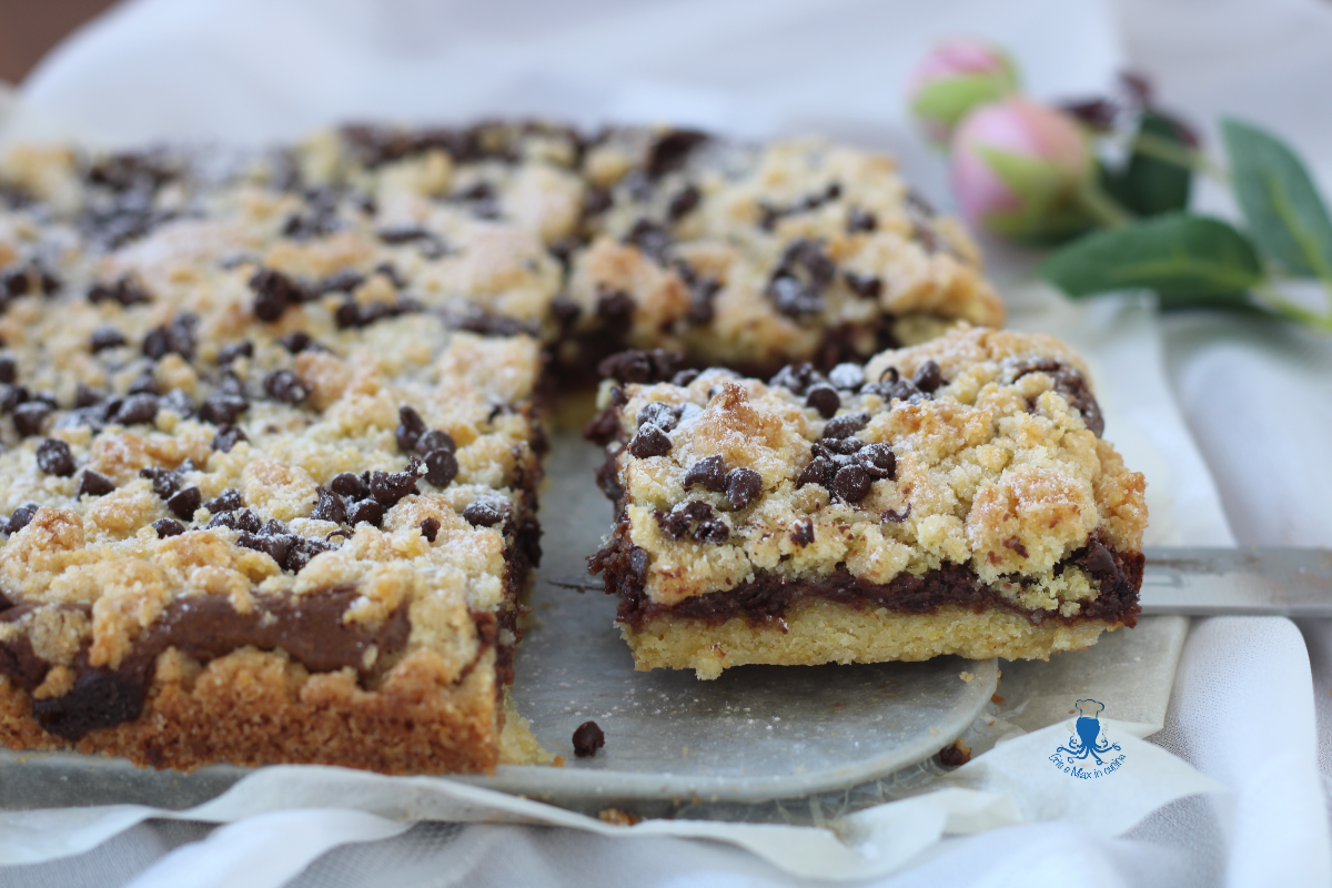 Mascarpone and Nutella Crumble Cake, delicious recipe with chocolate chips.