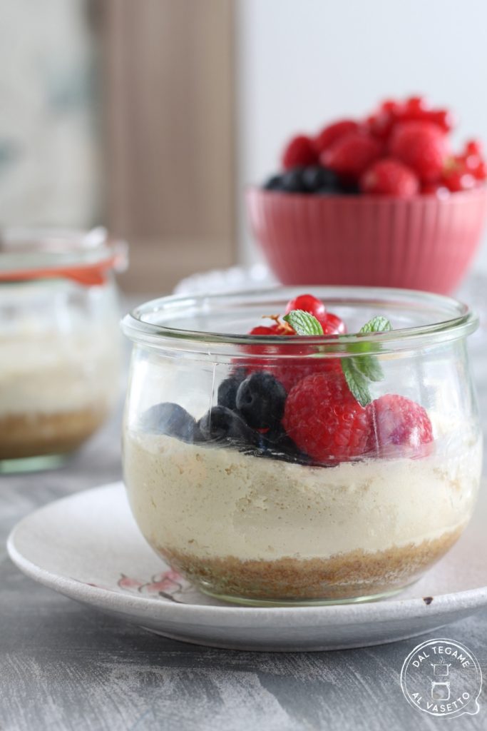 Dessert similar to New York-style cheesecake with a biscuit base and cream made from cream cheese baked in a jar in the microwave and enriched with berries