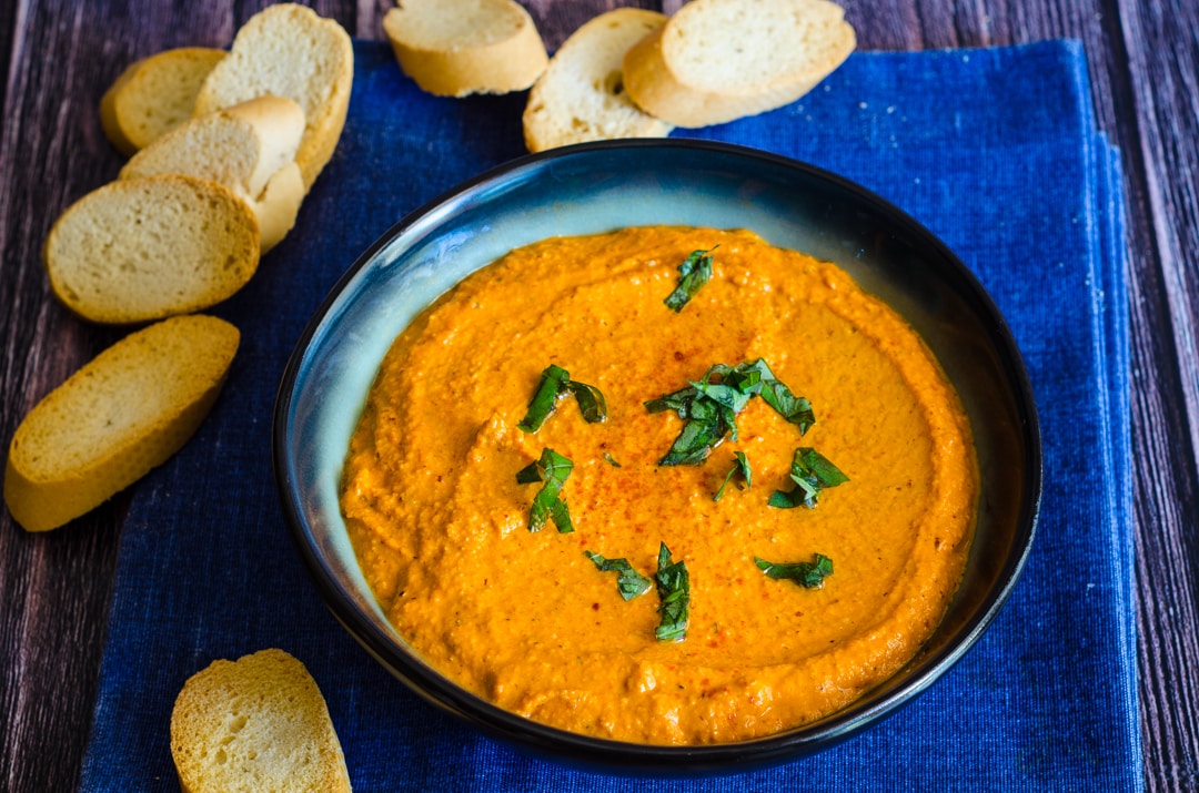 Muhammara, creamy and flavorful recipe with peppers and walnuts