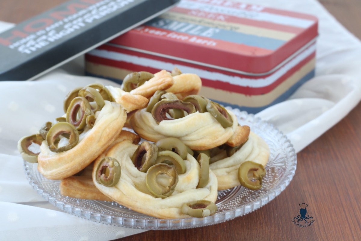 Olive Roses, finger food recipe with puff pastry.