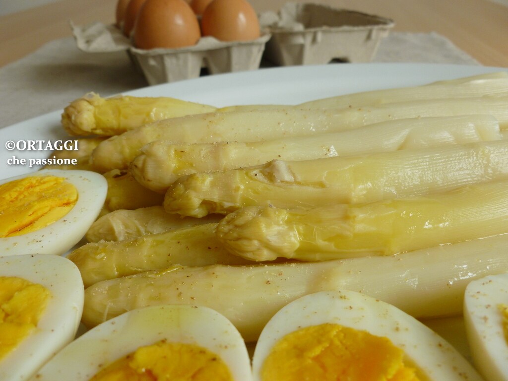 asparagus with boiled eggs - traditional recipe