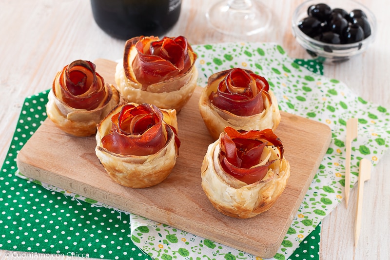 PUFF PASTRY ROSETTES WITH SPECK AND POTATOES easy and quick appetizer