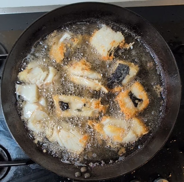 Perfect Fried Cod: Crunchy, Savory, and Calabrese Style! 🐟🌶️🥔