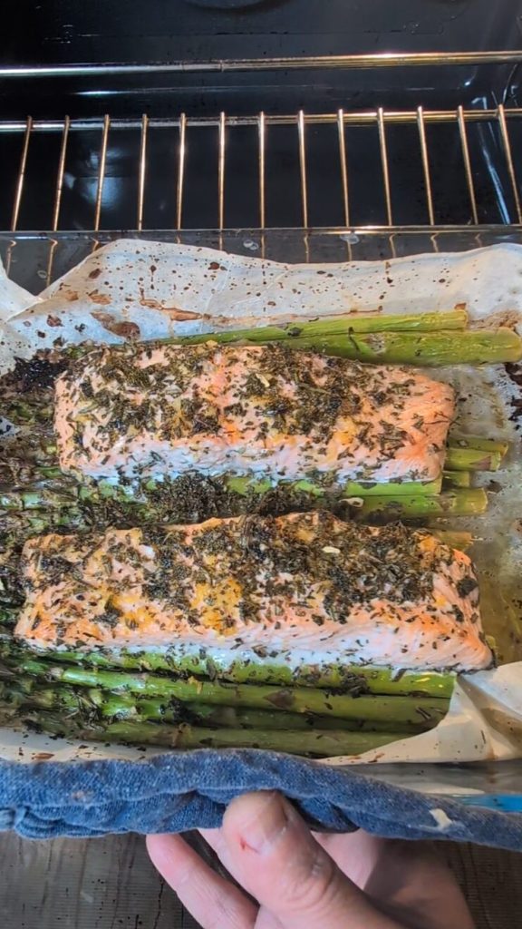 Baked Salmon with Crispy Asparagus: