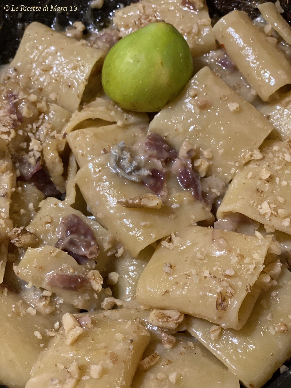 Paccheri with figs, gorgonzola, and walnuts. Delicious, easy, and quick summer recipe ready in 10 minutes while the pasta cooks.