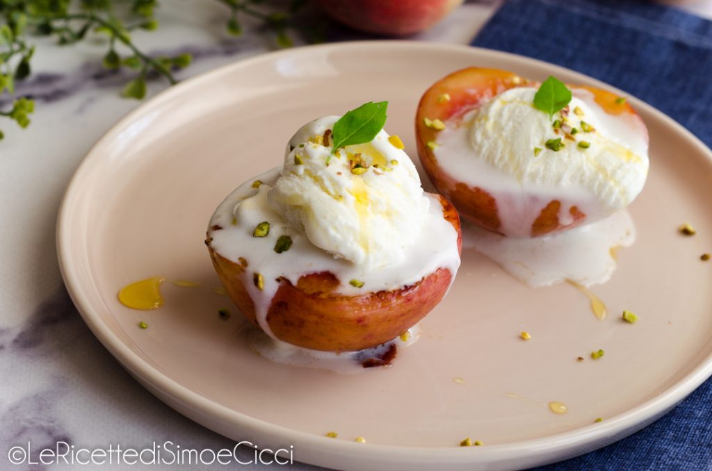 Pan-fried caramelized peaches with ice cream